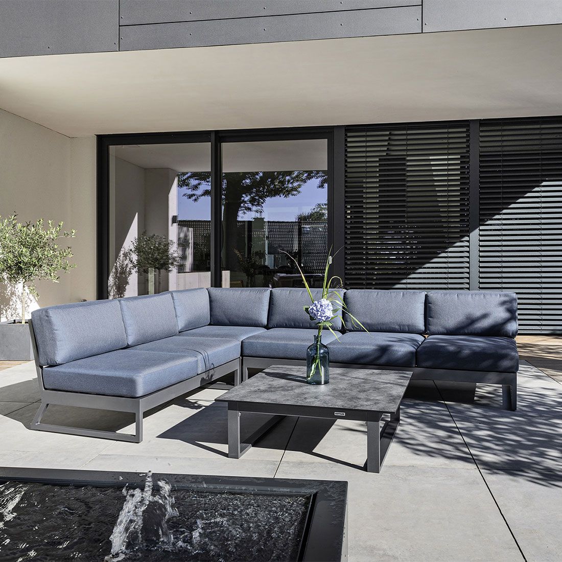 Hjørnesofa ute Ocean Skid Platform med loungebord, aluminium - Kettler forfra