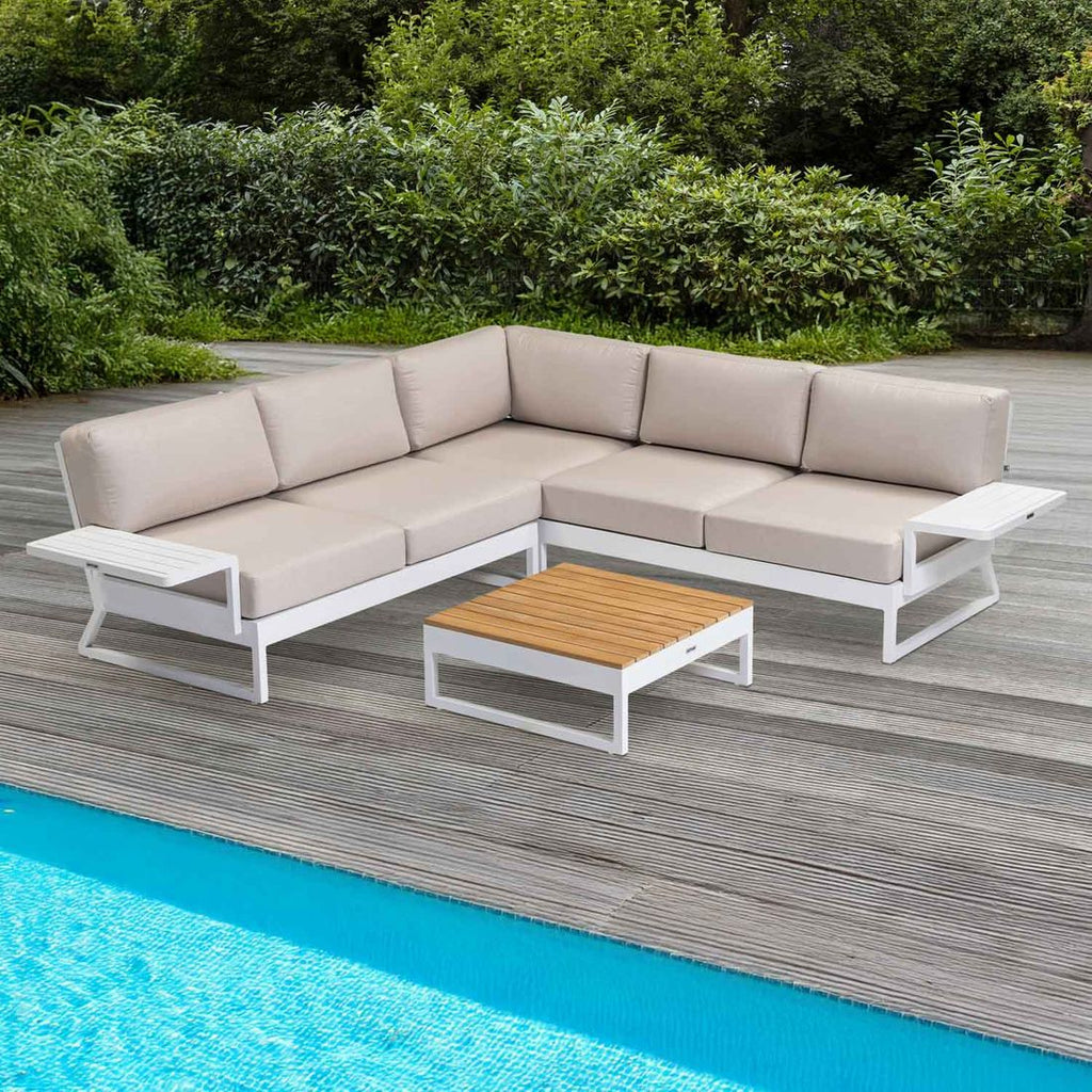 Hjørnesofa ute Ocean Skid Platform med loungebord sett forfra