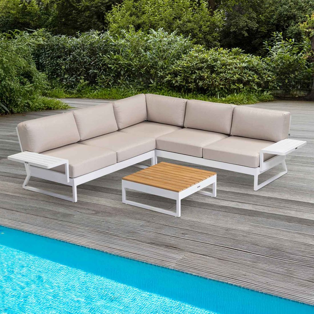 Hjørnesofa ute Ocean Skid Platform med loungebord sett forfra