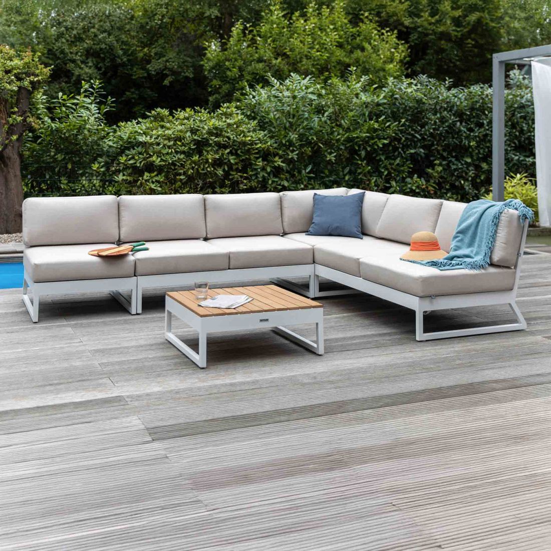 Hjørnesofa ute Ocean Skid Platform med loungebord sett forfra