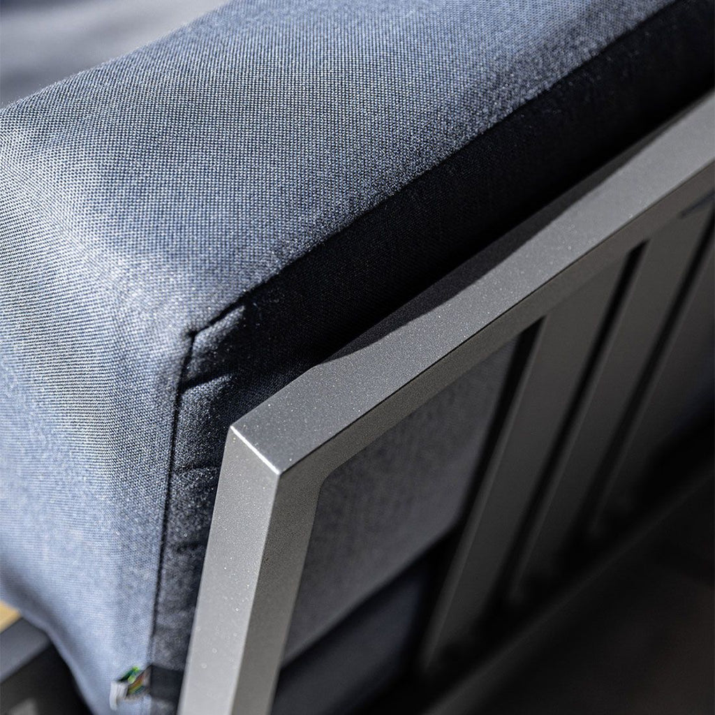 Nærbilde av aluminiumrammen på Hjørnesofa ute Ocean Skid Platform