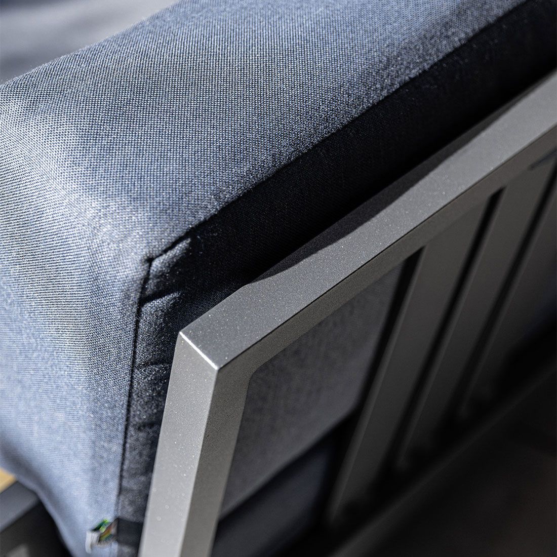 Nærbilde av aluminiumrammen på Hjørnesofa ute Ocean Skid Platform
