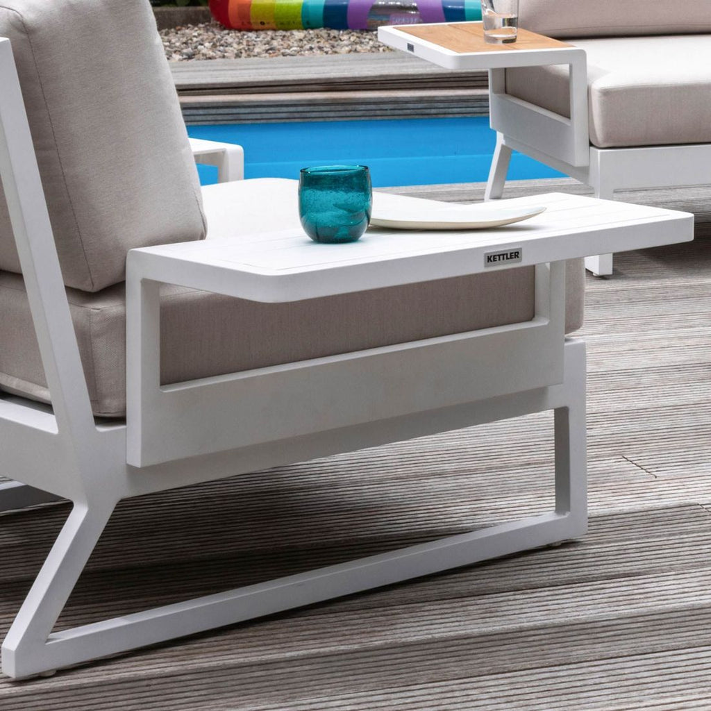 Hjørnesofa ute Ocean Skid Platform med loungebord oversikt med puter og bord