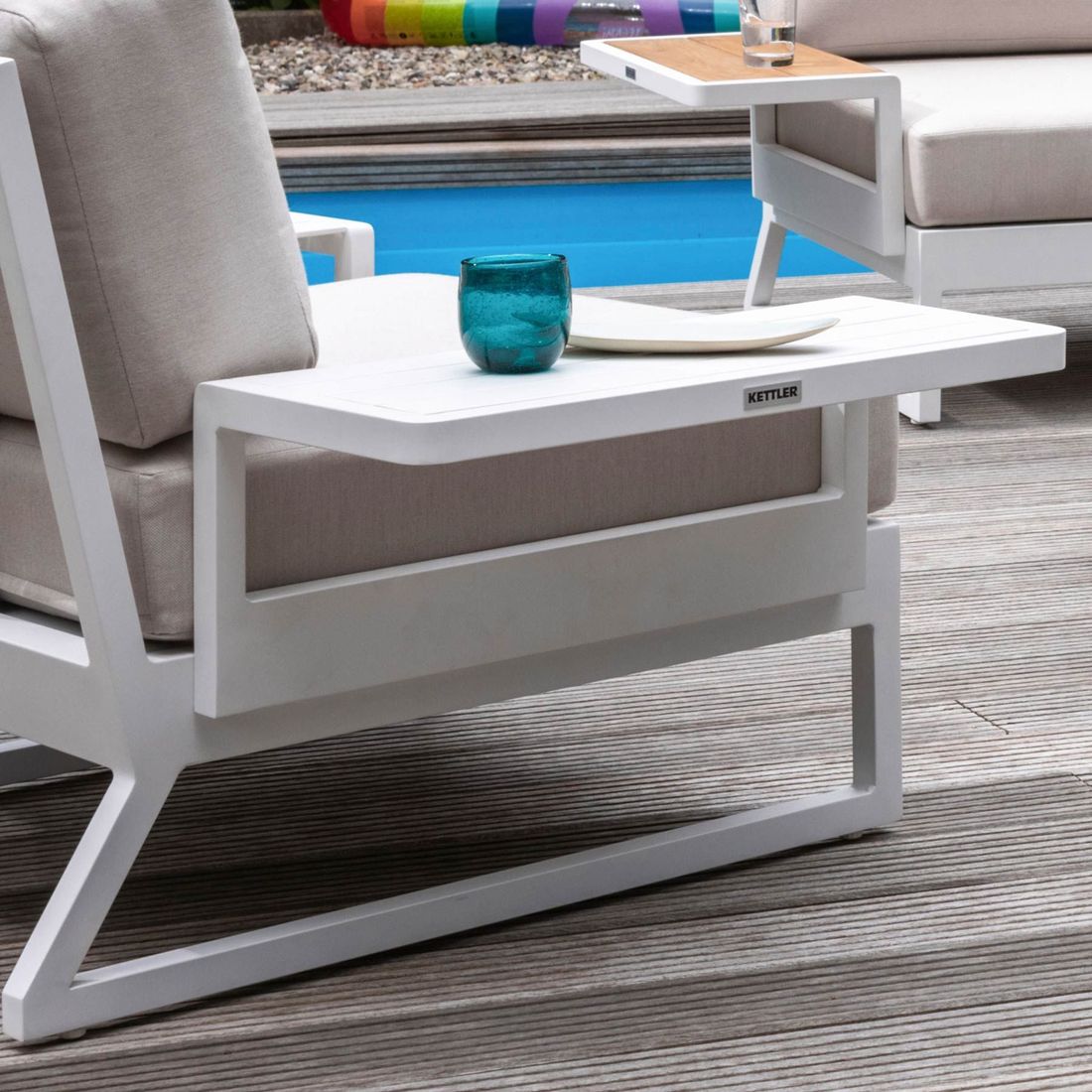 Hjørnesofa ute Ocean Skid Platform med loungebord oversikt med puter og bord