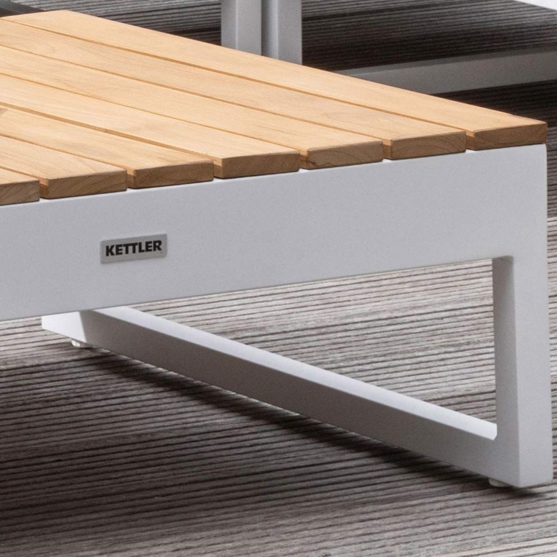 Hjørnesofa ute Ocean Skid Platform med loungebord ramme i hvit aluminium