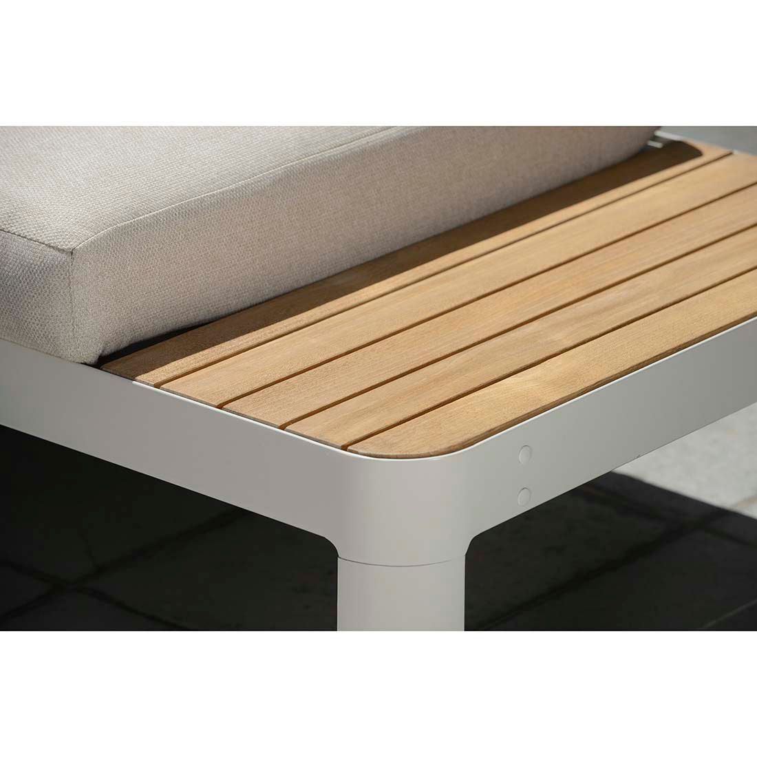 Nærbilde av teakbord på Hjørnesofa ute Portals med loungebord aluminium/teak