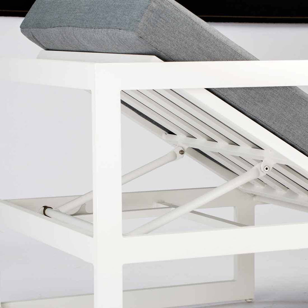 Detalj av Hjørnesofa ute Rhodos med loungebord aluminium