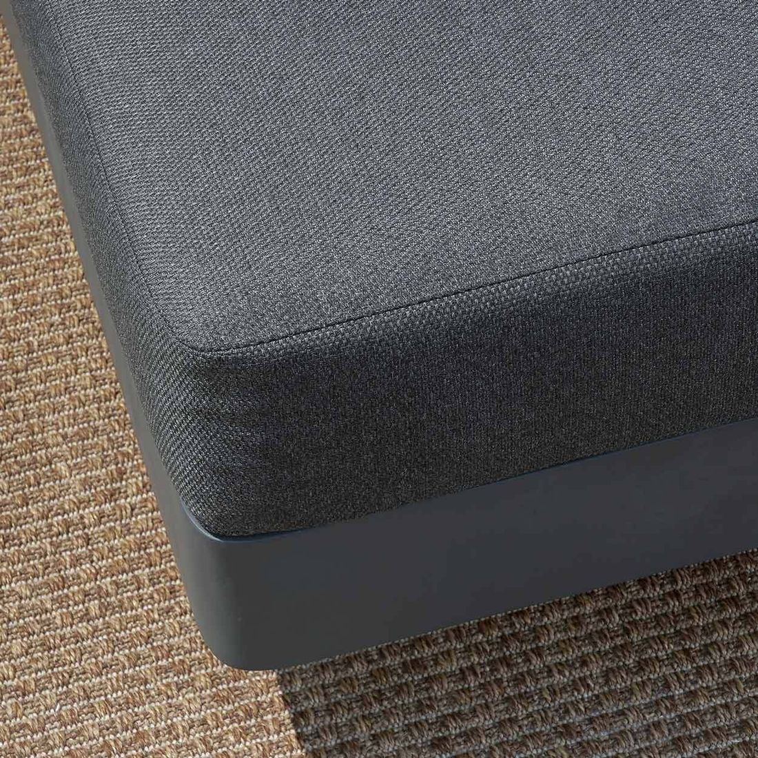 Hjørnesofa ute Santa Monica med loungebord detalj av bordplate