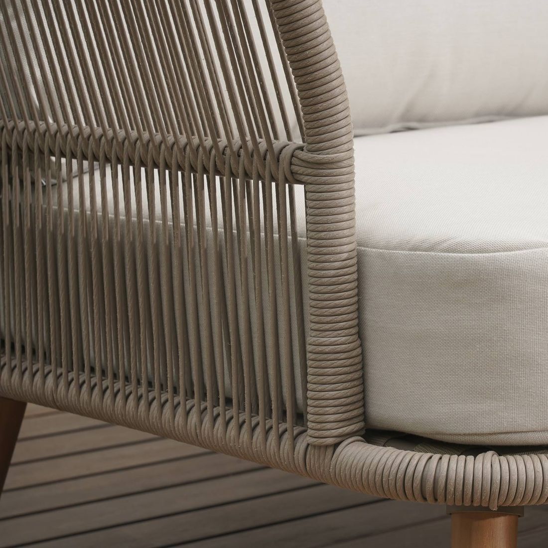 Nærbilde av bordplate i akasie på Hjørnesofa ute Swallow med loungebord aluminium tau