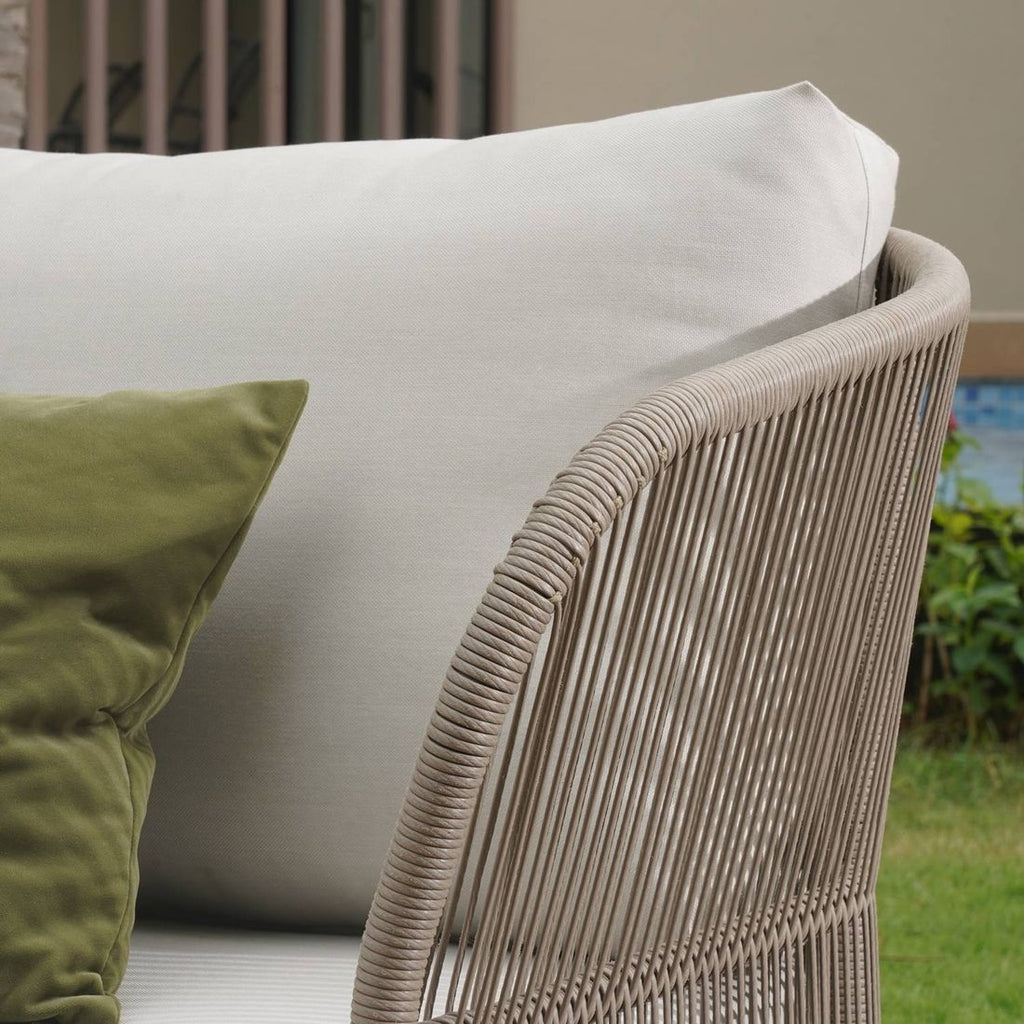 Sittepute i sandfarget kunstfiber på Hjørnesofa ute Swallow med loungebord aluminium tau