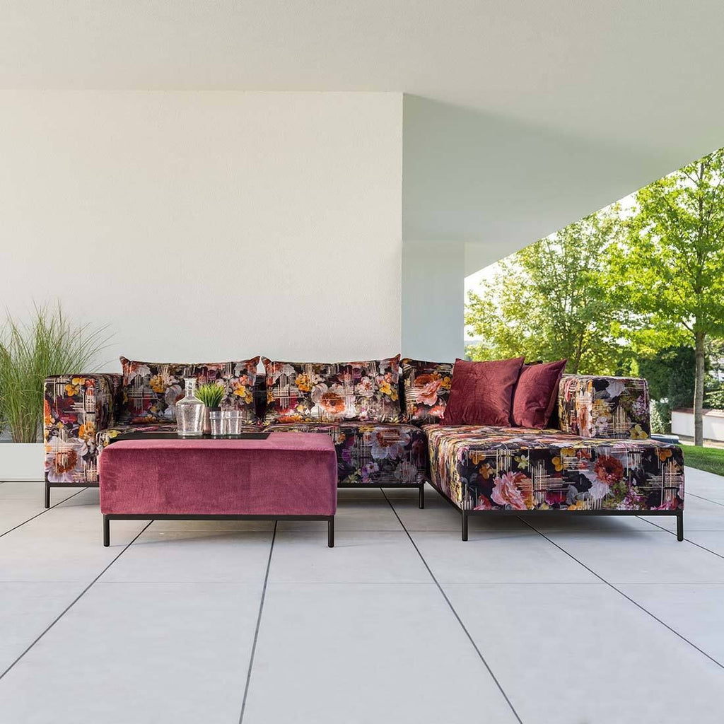 Hjørnesofa ute Taavi aluminium med puter sett forfra