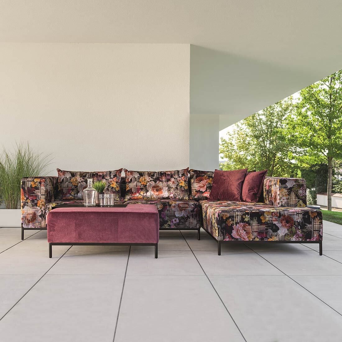 Montert Hjørnesofa ute Taavi Flower aluminium 302x203 cm i hage
