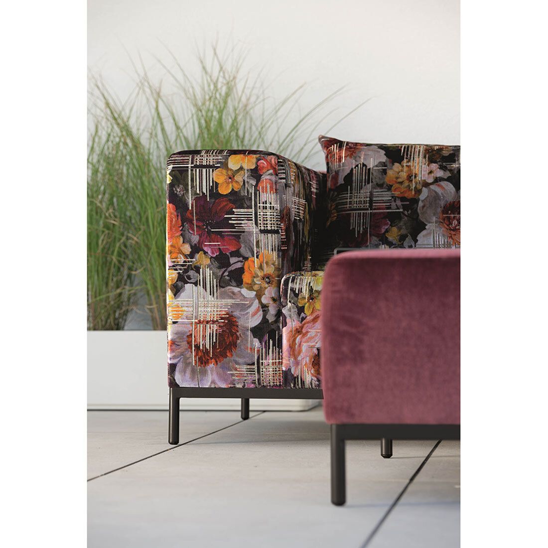 Nærbilde av aluminiumrammen på Hjørnesofa ute Taavi Flower aluminium 302x203 cm