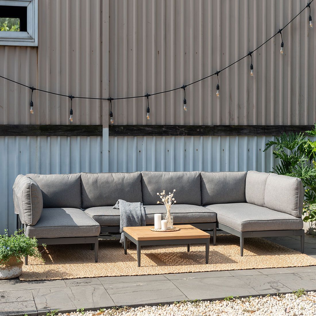 Hjørnesofa ute Topaz med loungebord aluminium/teak sett forfra