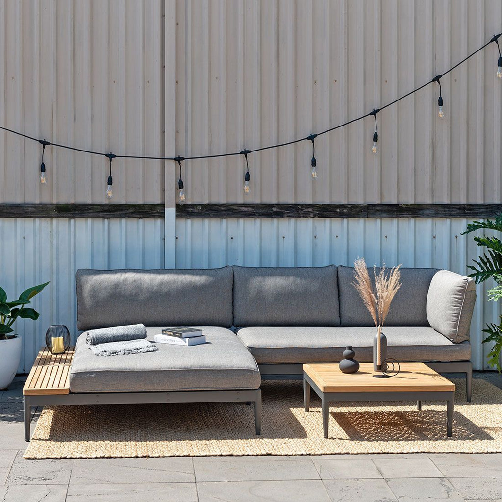 Hjørnesofa ute Topaz med loungebord sett forfra