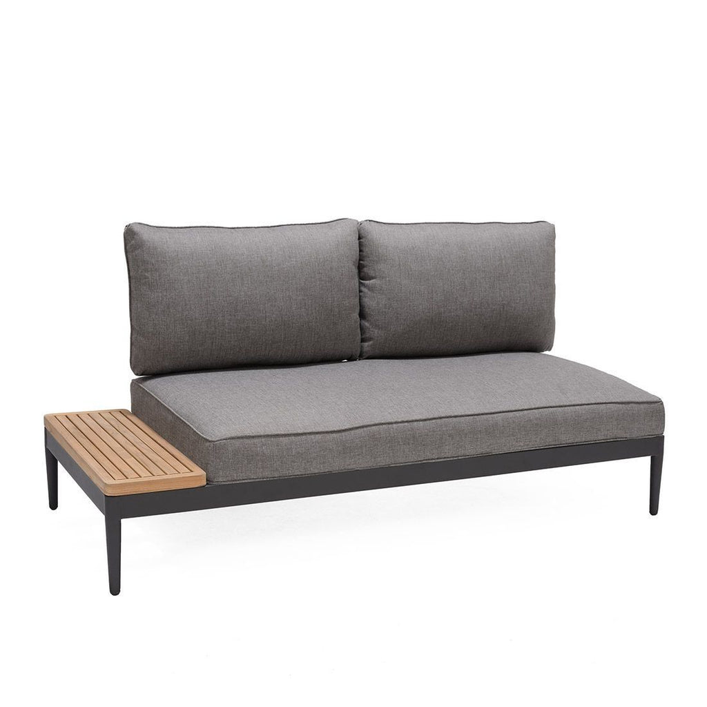 Montert Hjørnesofa ute Topaz med loungebord i hage