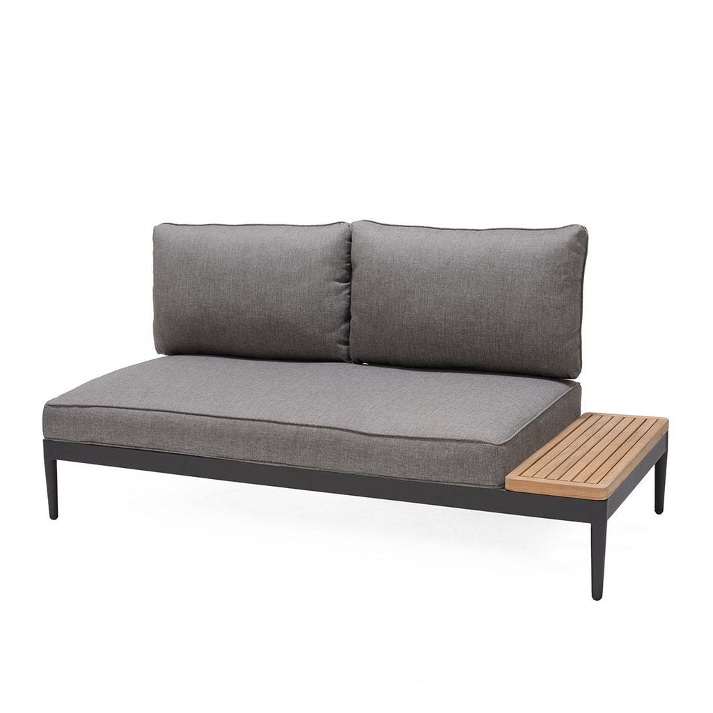 Nærbilde av teakbord på Hjørnesofa ute Topaz med loungebord