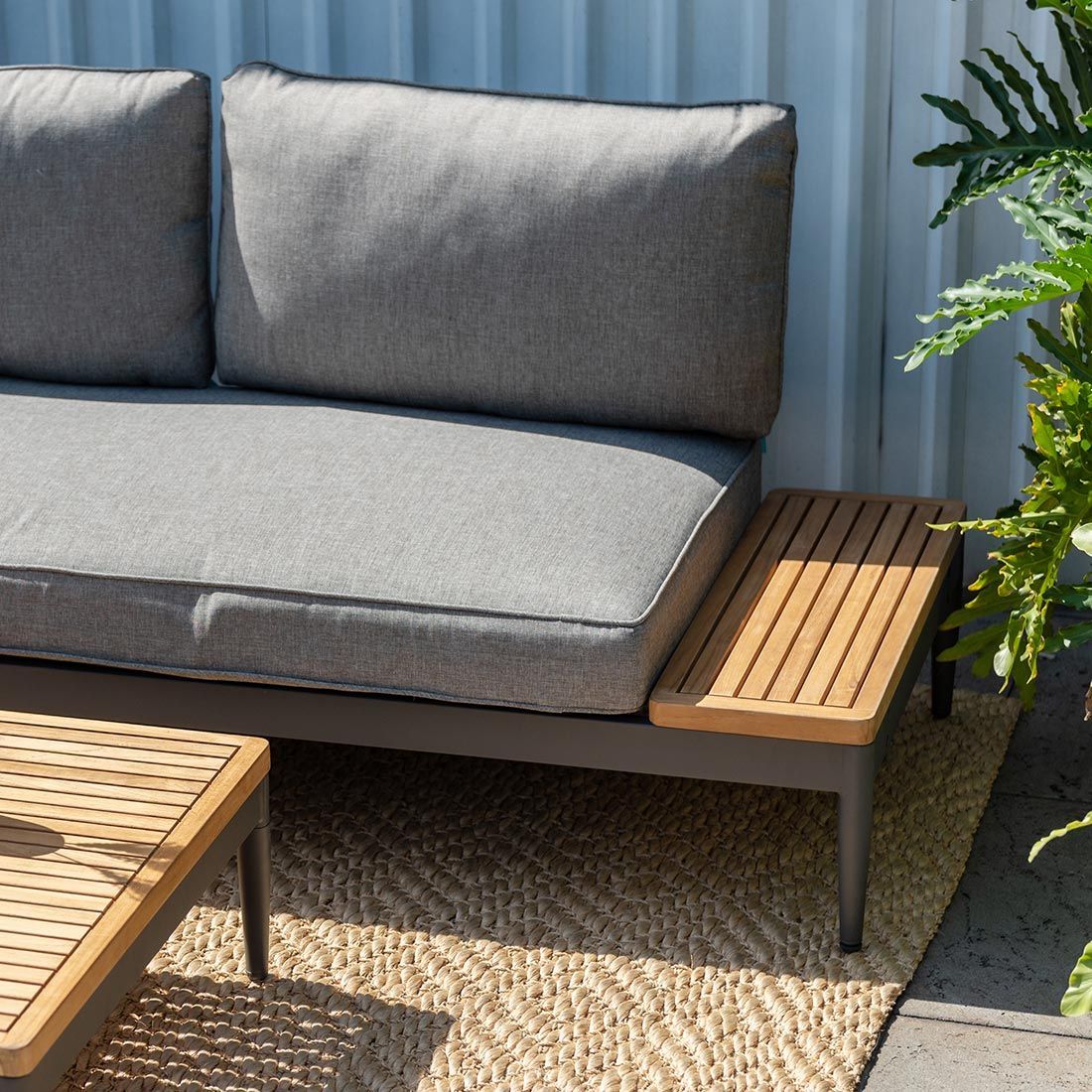 Hjørnesofa ute Topaz med loungebord detalj ben