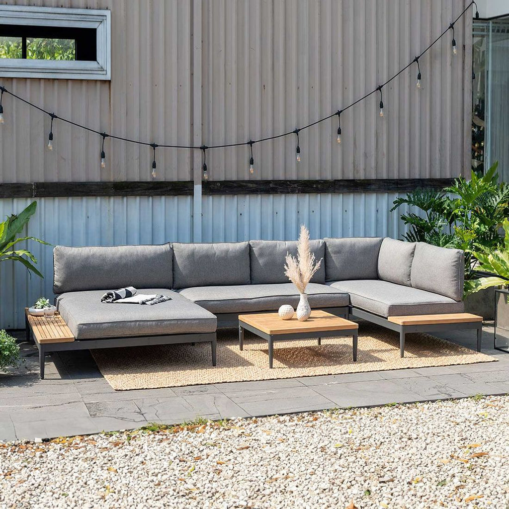 Hjørnesofa ute Topaz med loungebord sett forfra
