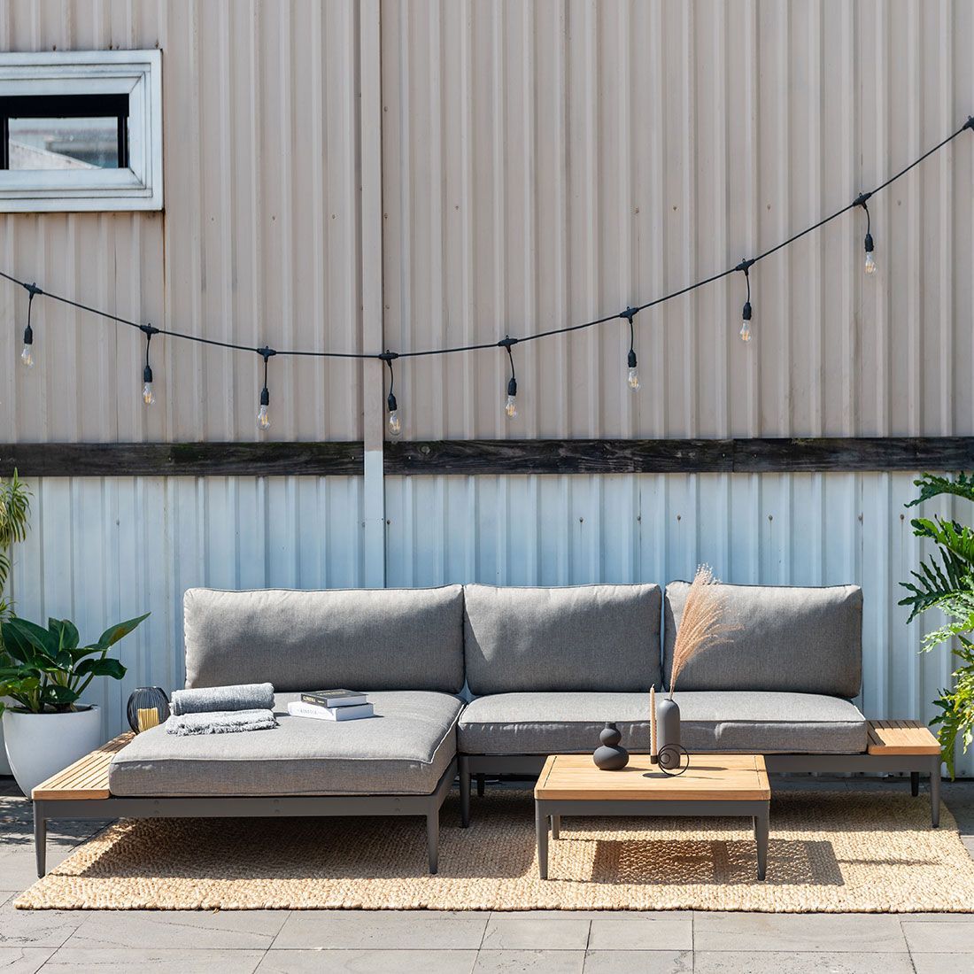 Hjørnesofa ute Topaz med loungebord front