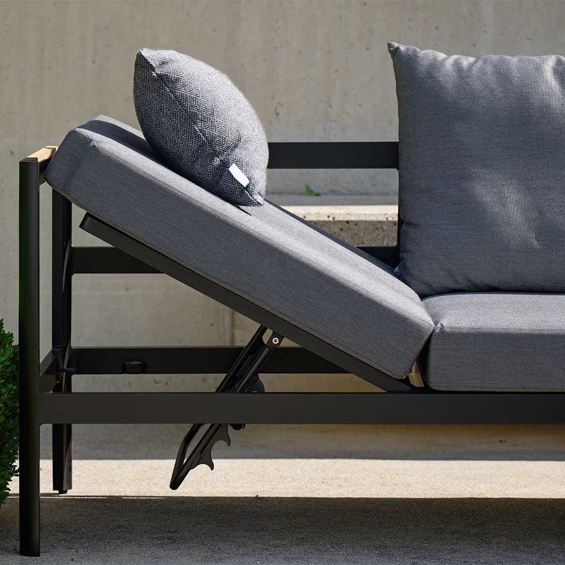 Detalj av Hjørnesofa ute Viggo aluminium/teak med textilen - Stern materiale
