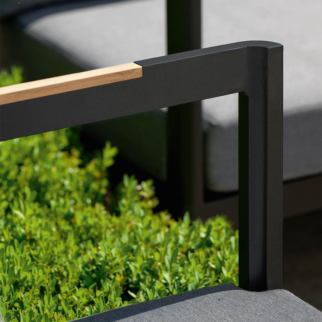 Montert Hjørnesofa ute Viggo aluminium/teak med textilen - Stern i hage