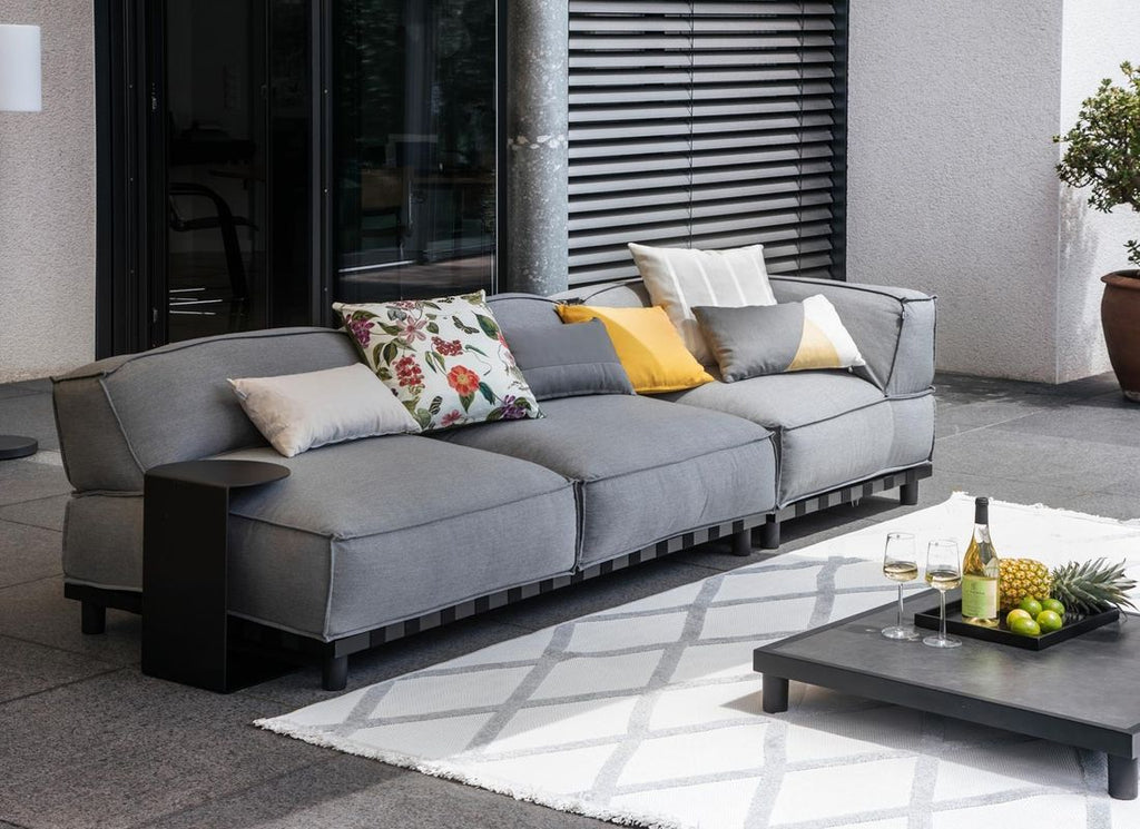 Hjørnesofa ute Vlieland med loungebord aluminium fra siden