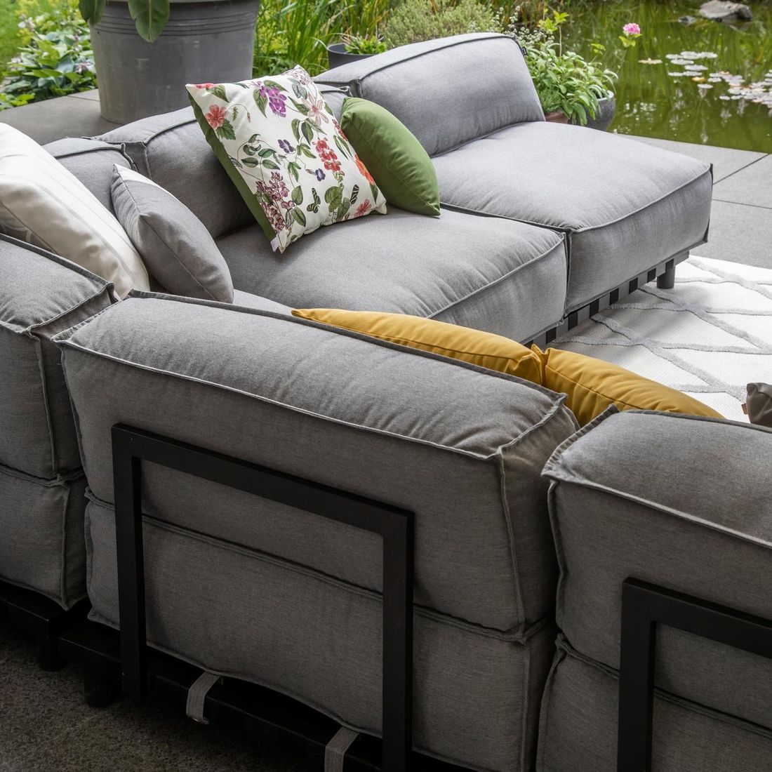 Oversiktsbilde av hjørnesofa ute Vlieland aluminium/Sunbrella