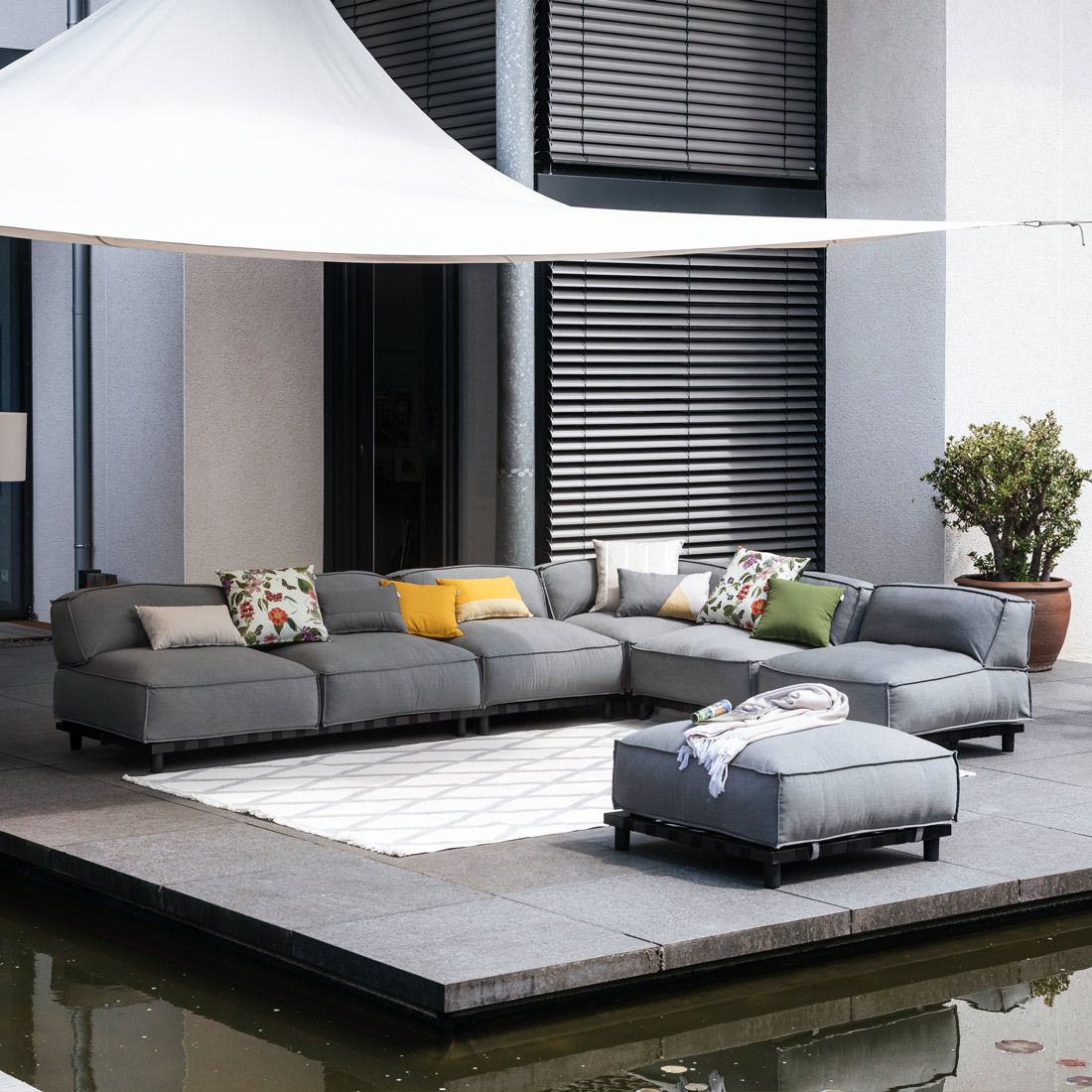 Hjørnesofa ute Vlieland aluminium Sunbrella forfra