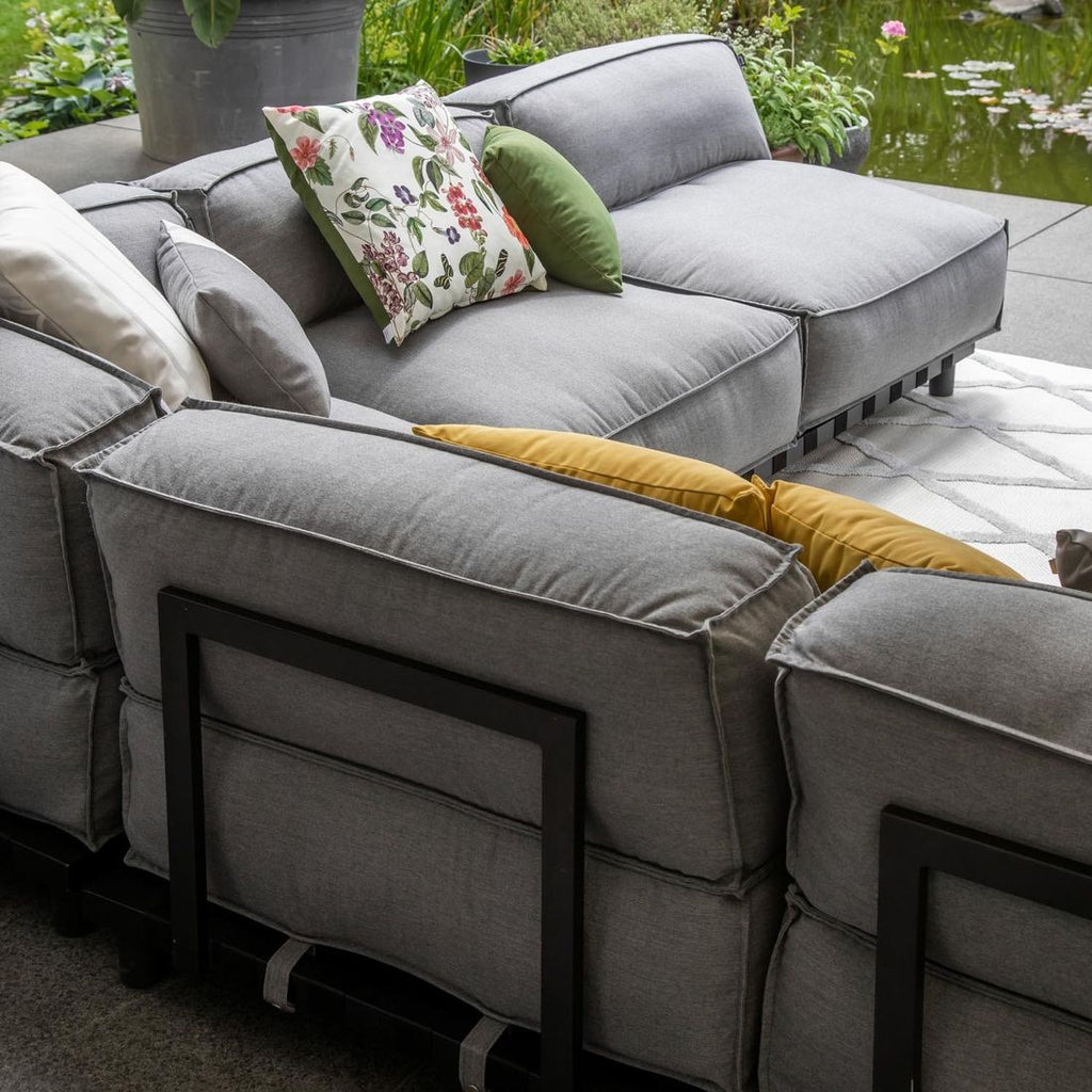Hjørnesofa ute Vlieland med loungebord aluminium i hage miljø