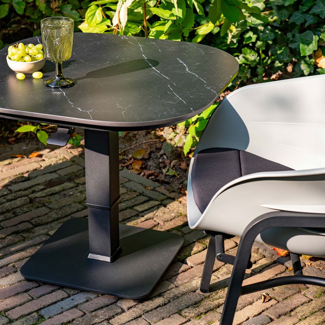 Oversiktsbilde av Høydejusterbart hagebord Tubb aluminium/keramikk 70x70 cm - Hartman