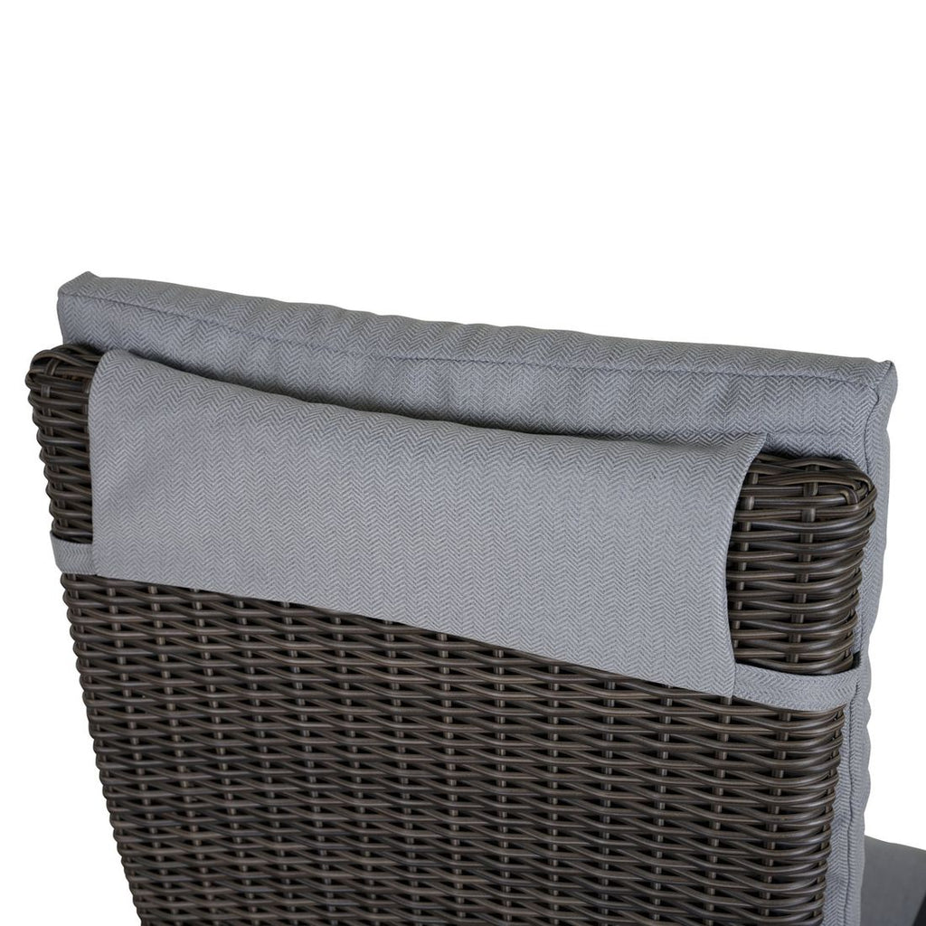 Sølvfarget Høyrygg stolpute Corido 50x120 cm på terrasse