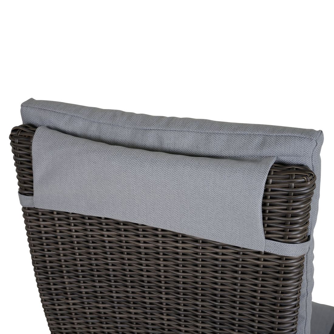 Sølvfarget Høyrygg stolpute Corido 50x120 cm på terrasse
