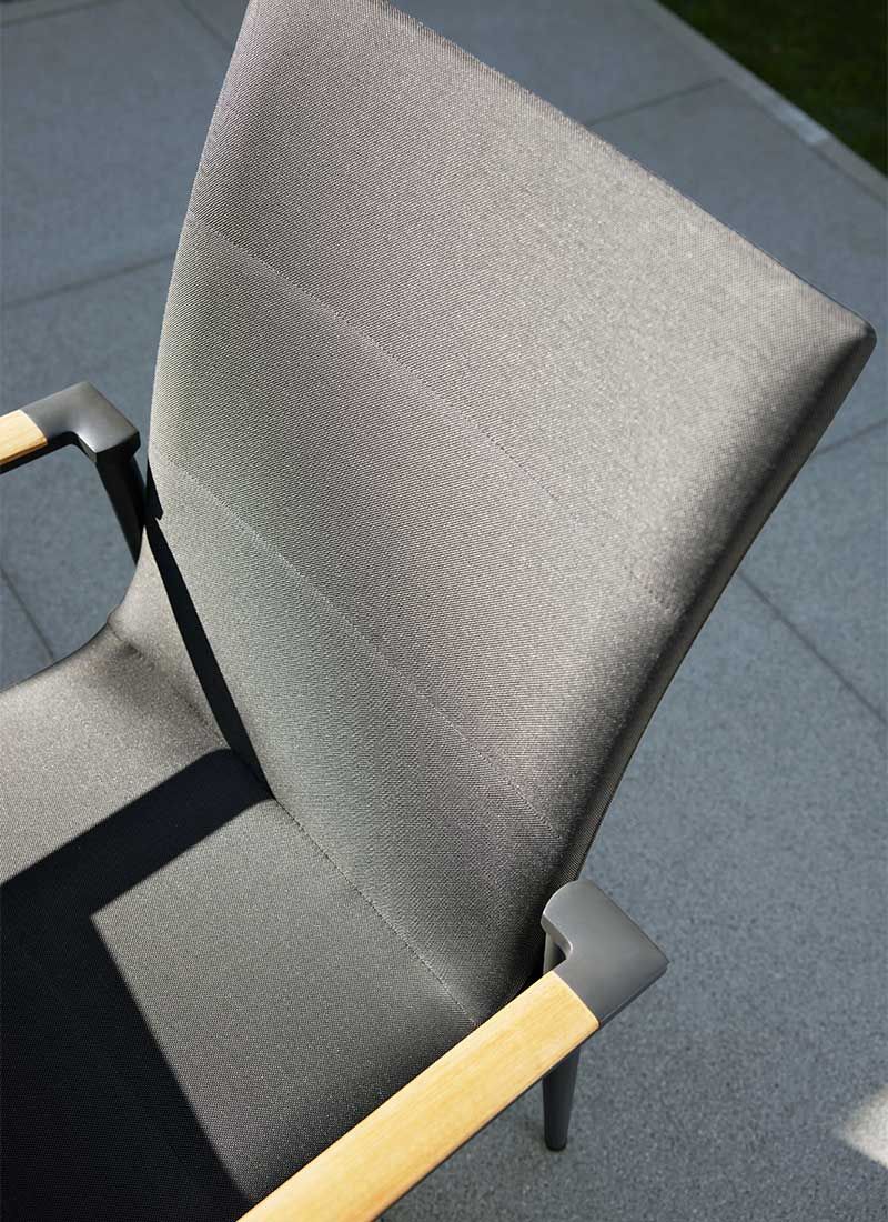 Detalj av høyrygget hagestol 7001 aluminium/textilen antrasitt