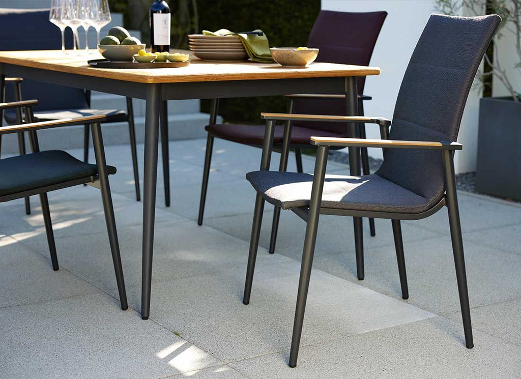 Montert høyrygget hagestol 7001 aluminium/textilen antrasitt på terrasse