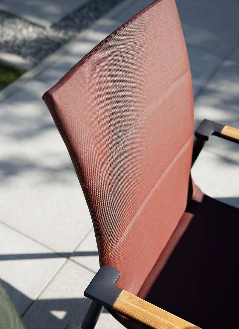 Detalj av stoff og ramme på Høyrygget hagestol 7001 aluminium/textilen antrasitt/rød
