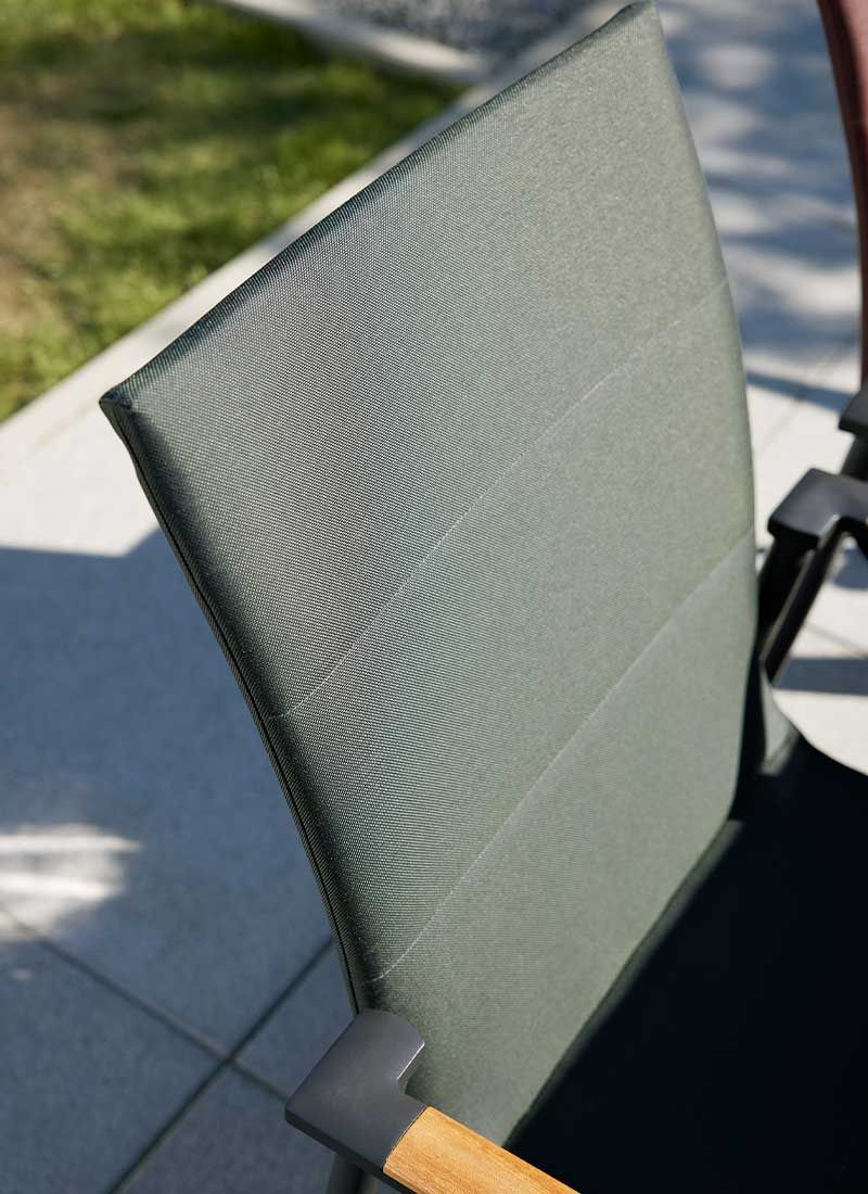 Detalj av sete og rygg på høyrygget hagestol 7001 aluminium/textilen antrasitt/grønn