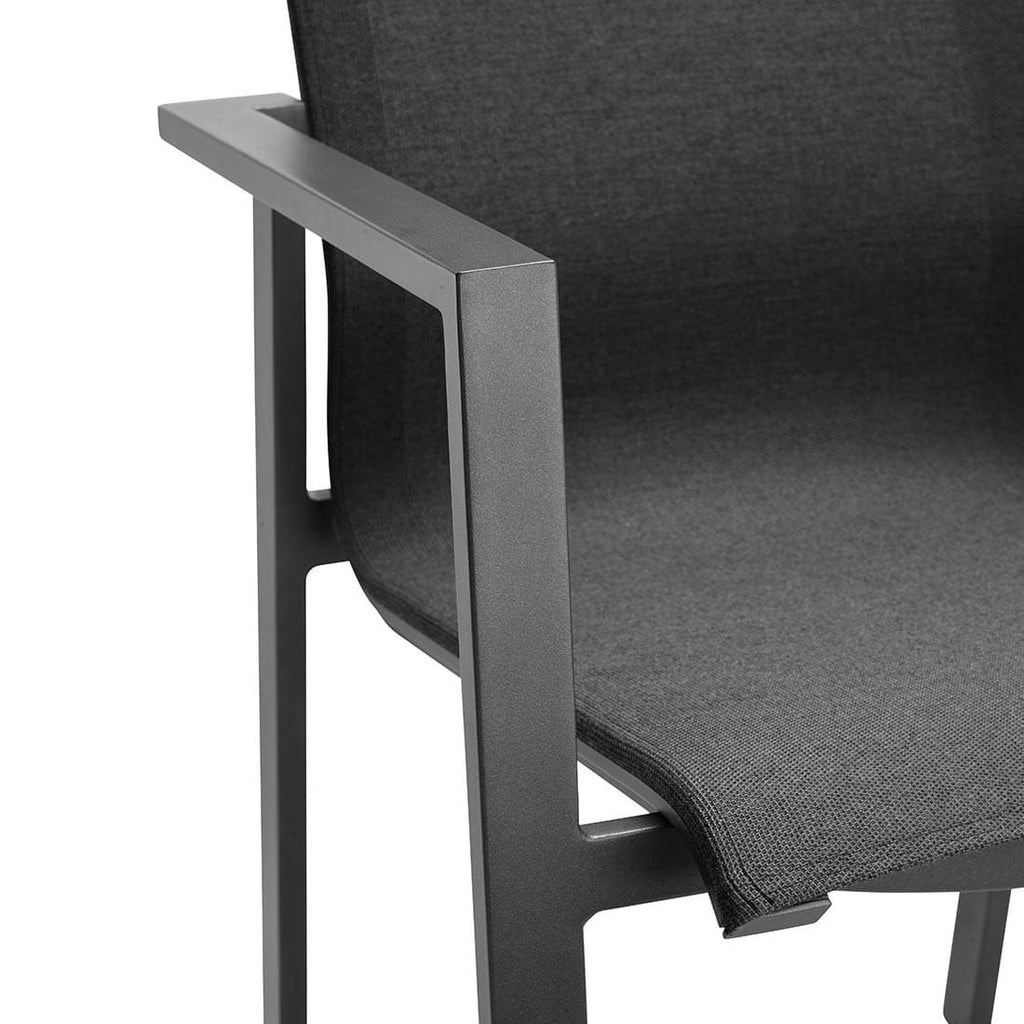Nærbilde av armstøtte på Høyrygget stabelstol ute Mia aluminium/textilen