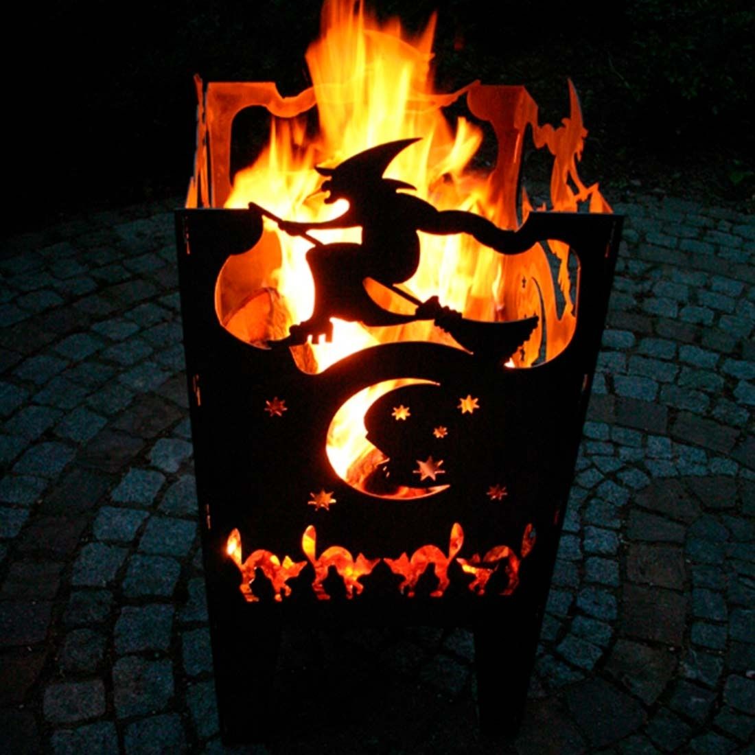 Ildkurv Hexe råstål 30,5x32x47 cm montert på terrasse