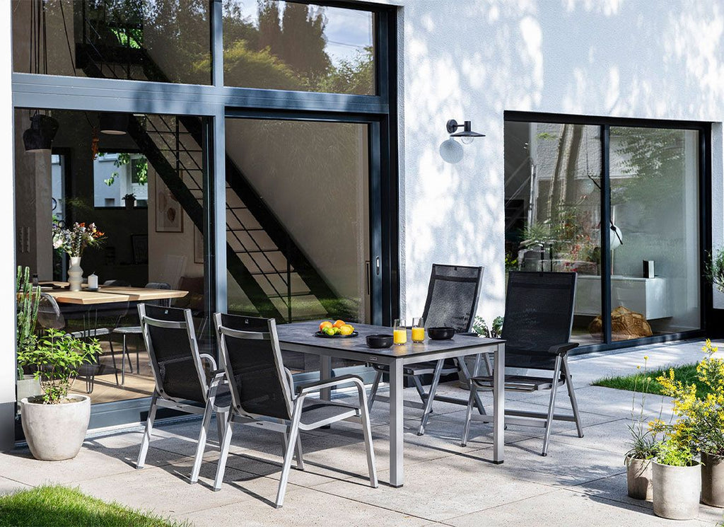 Montert Klappstol ute Basic+ aluminium/textilen 61 cm på terrasse