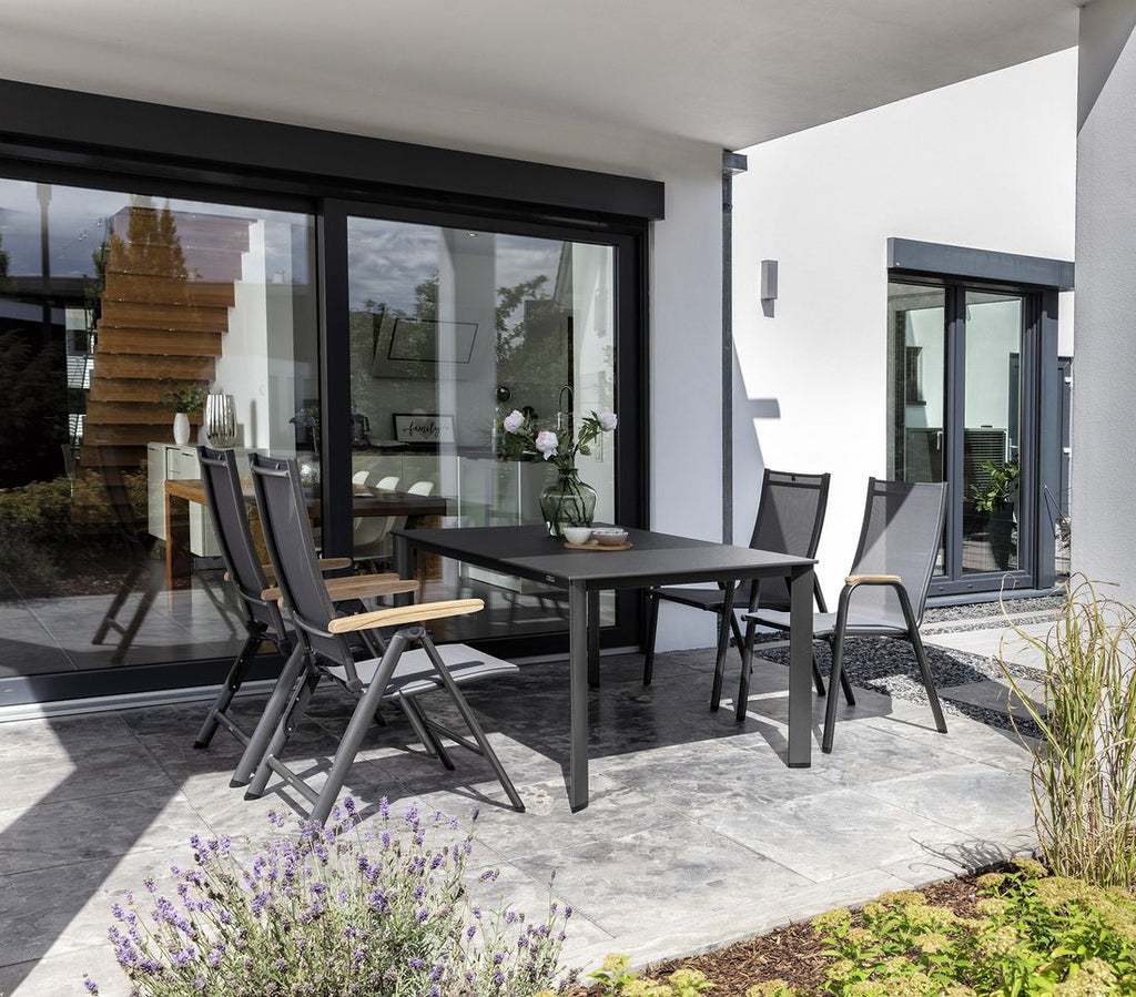 Klappstol ute Cirrus aluminium/teak armlene 62x70 cm - Kettler i bruk