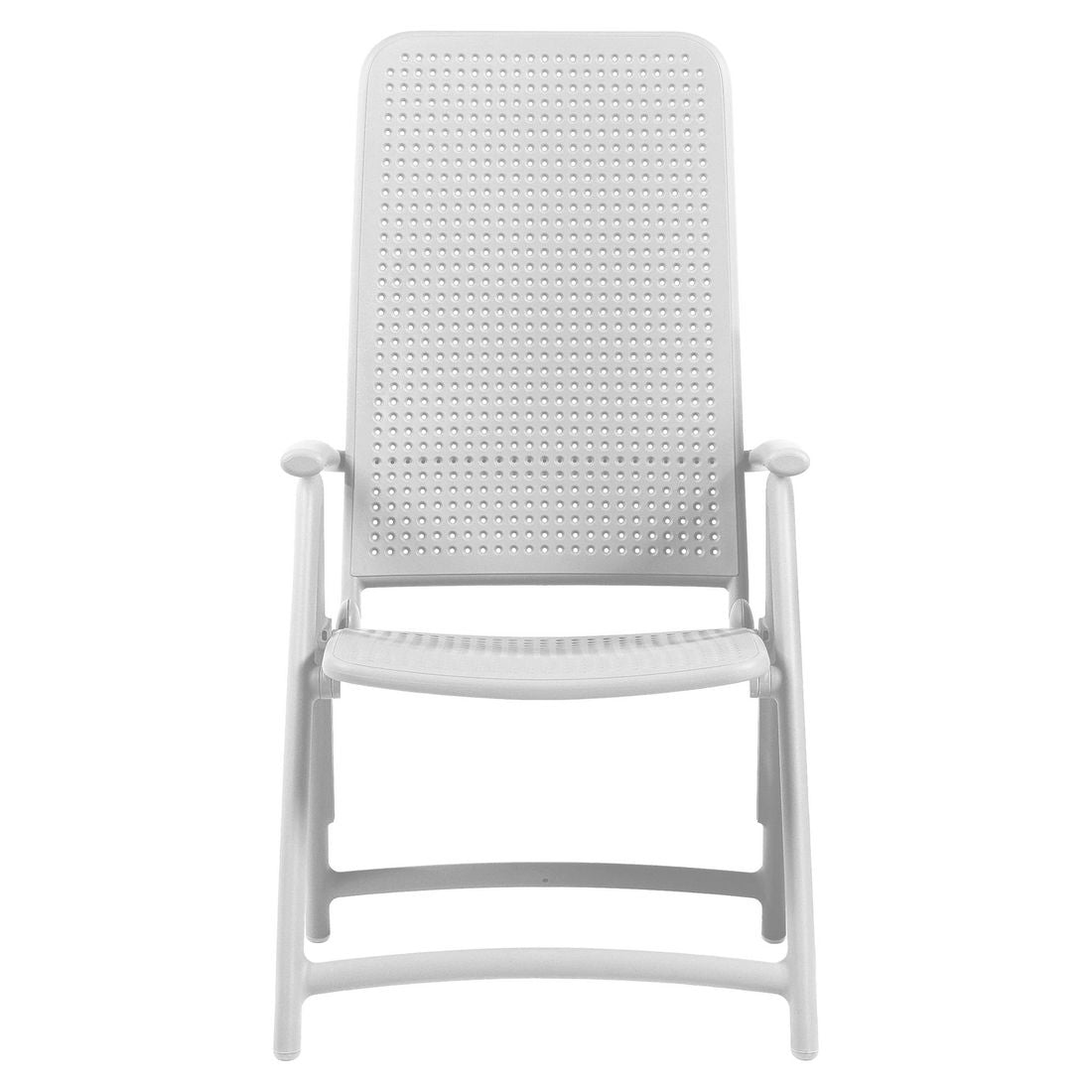 Montert klappstol ute Darsena plast hvit 59x63 cm på terrasse
