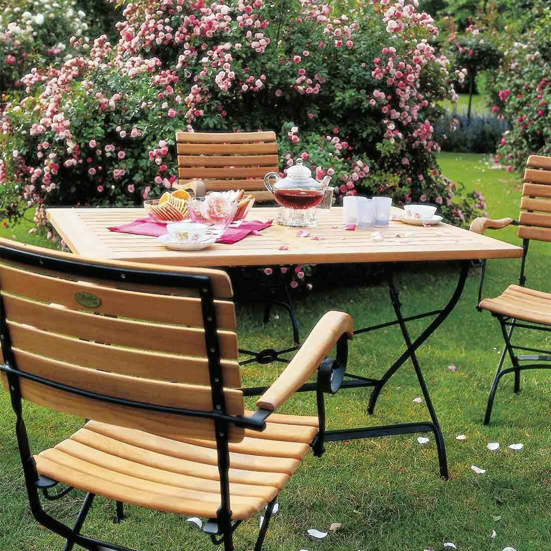 Montert Klappstol ute Florence med armlener stål/teak 60 cm i hagemiljø