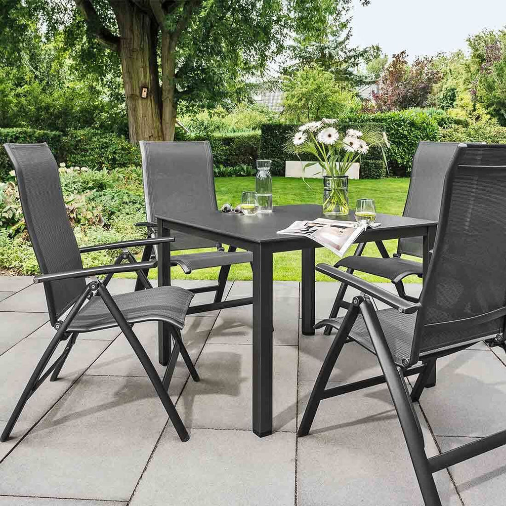 Montert Klappstol ute Legato Curve aluminium tekstilen i hage