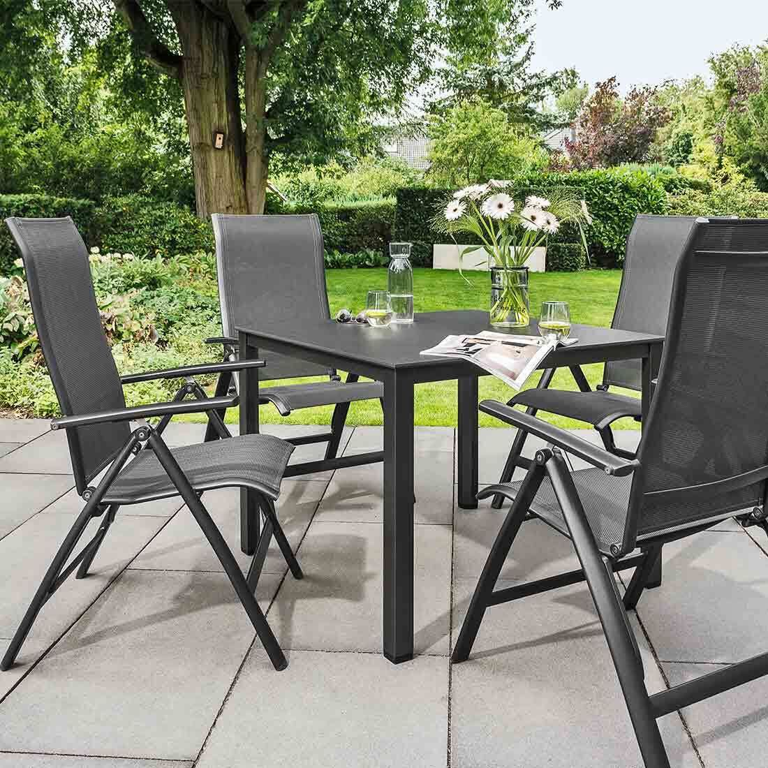Montert Klappstol ute Legato Curve aluminium tekstilen i hage