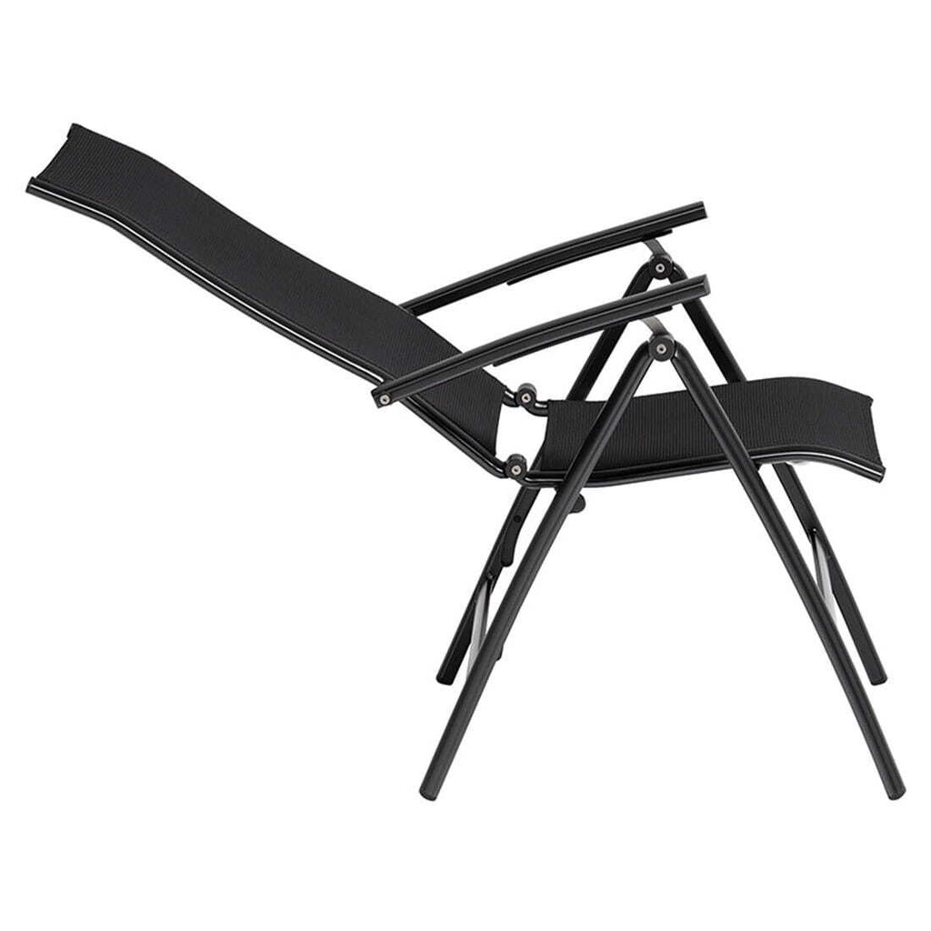 Stolben og fotdetalj på Klappstol ute Legato Curve aluminium tekstilen