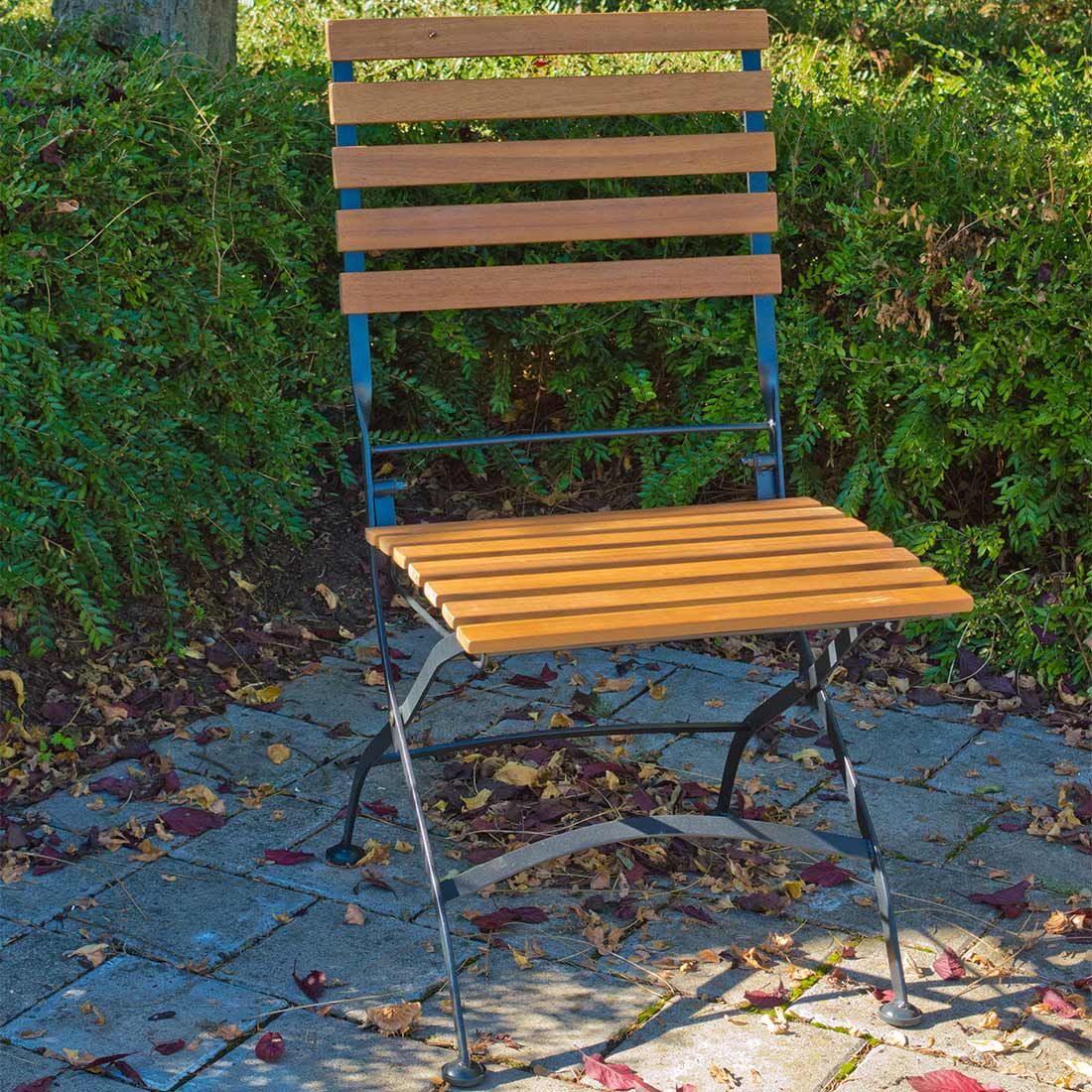 Detalj av akasietre sete på Klappstol ute Lindau jern/akasie 45 cm