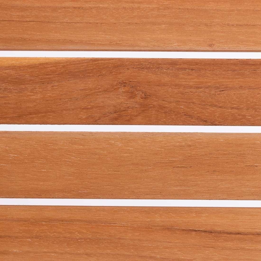 Detalj av svartlakkert stålramme på Klappstol ute Lindau med armlener stål/teak