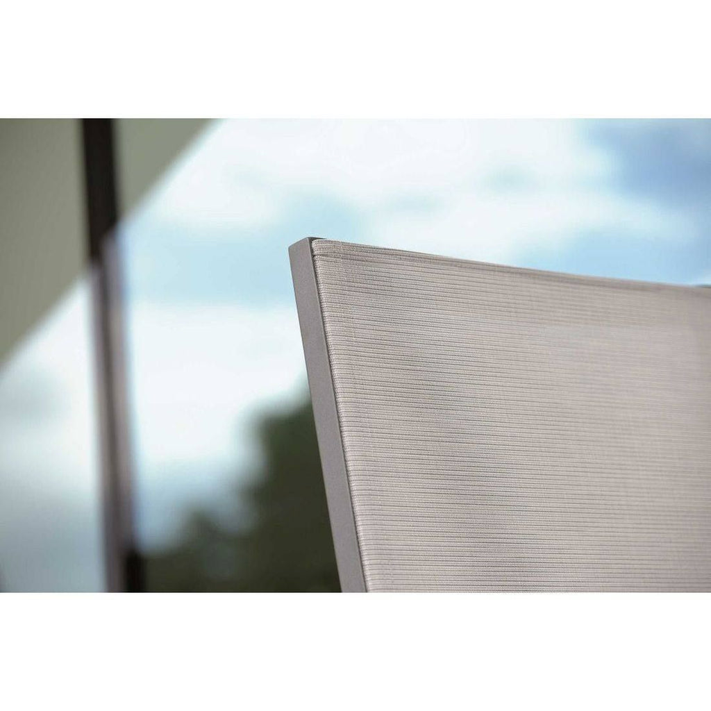 Detalj av tekstilene sitteflate på Klappstol ute New Top aluminium/textilen antrasitt