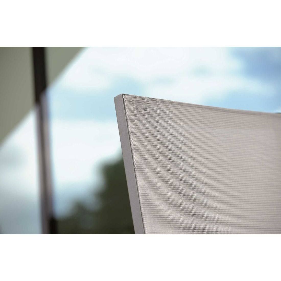 Detalj av tekstilene sitteflate på Klappstol ute New Top aluminium/textilen antrasitt